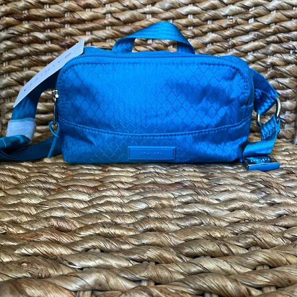 Athleta Excursion Mini Belt Bag Crossbody Fanny Pack Turquoise NWT - Picture 1 of 10